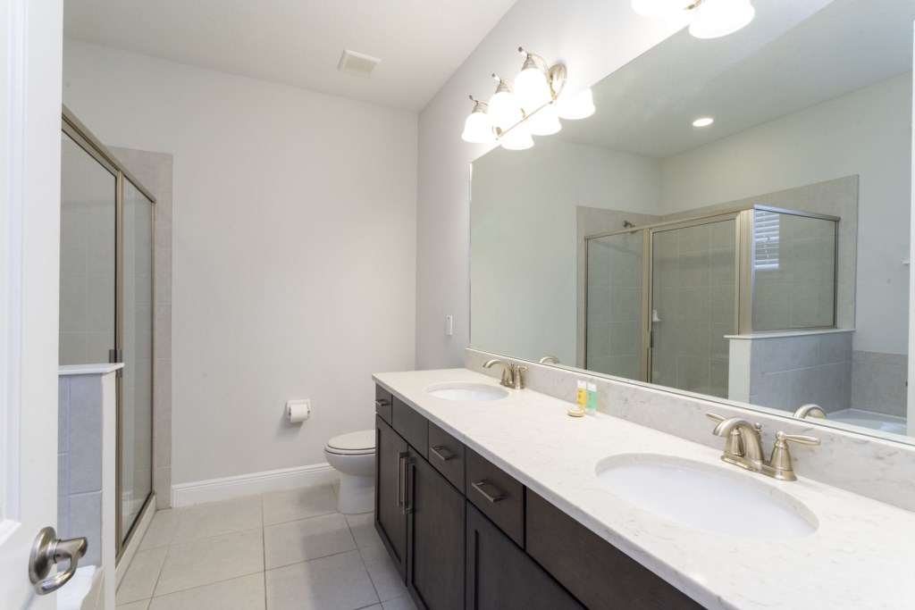 King Suite Bathroom w/ Double Sinks, Walk-In Shower & Bath Tub