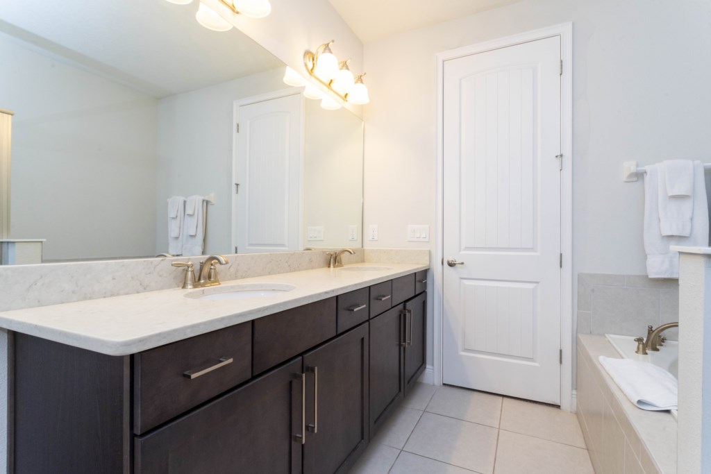 King Suite Bathroom w/ Double Sinks, Walk-In Shower & Bath Tub