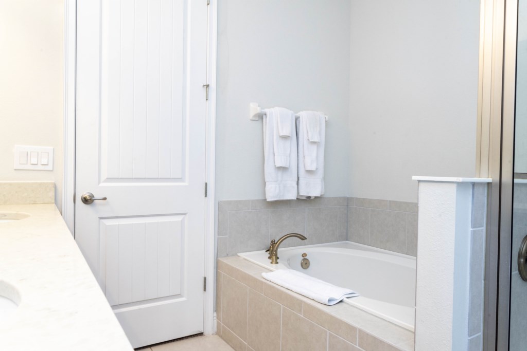 King Suite Bathroom w/ Double Sinks, Walk-In Shower & Bath Tub