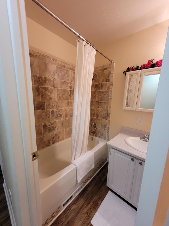 Hall Bathroom 2 Tub/Shower Combo