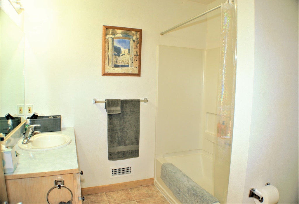 Full Bath with Tub/Shower - Upper Level Unit