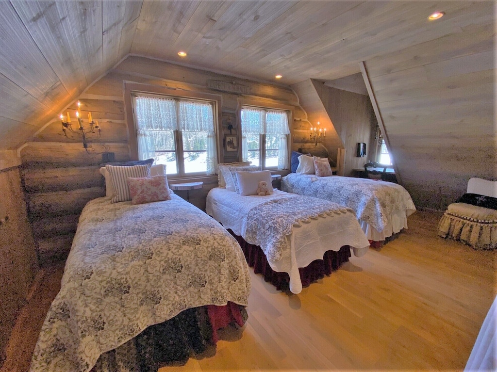 Upstairs Loft with 3 Twin Beds
