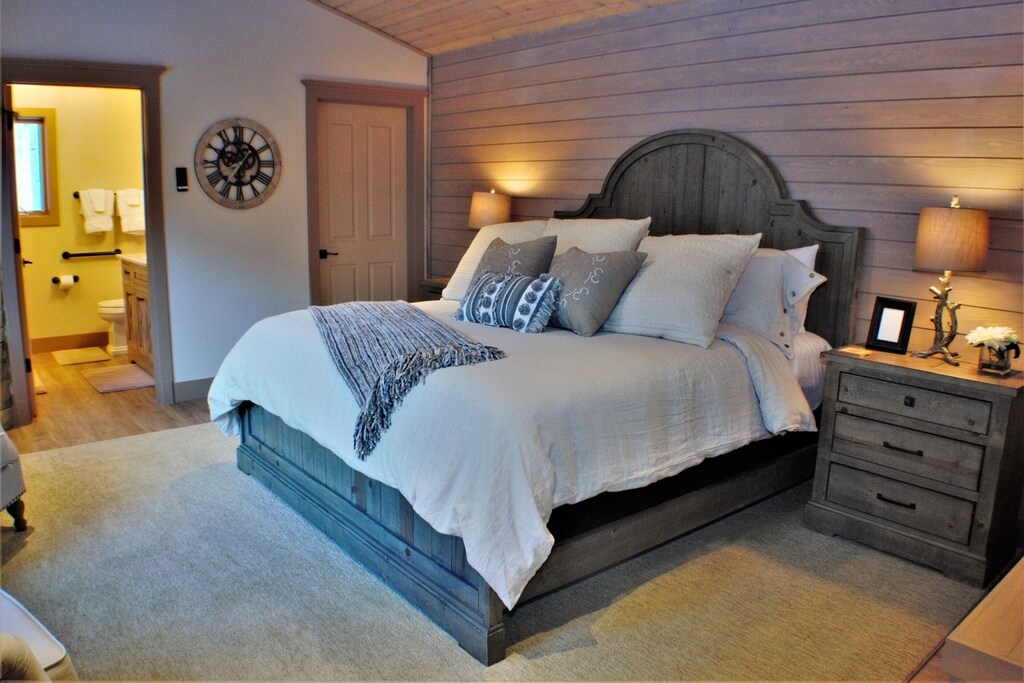 Upstairs Bedroom with King Bed