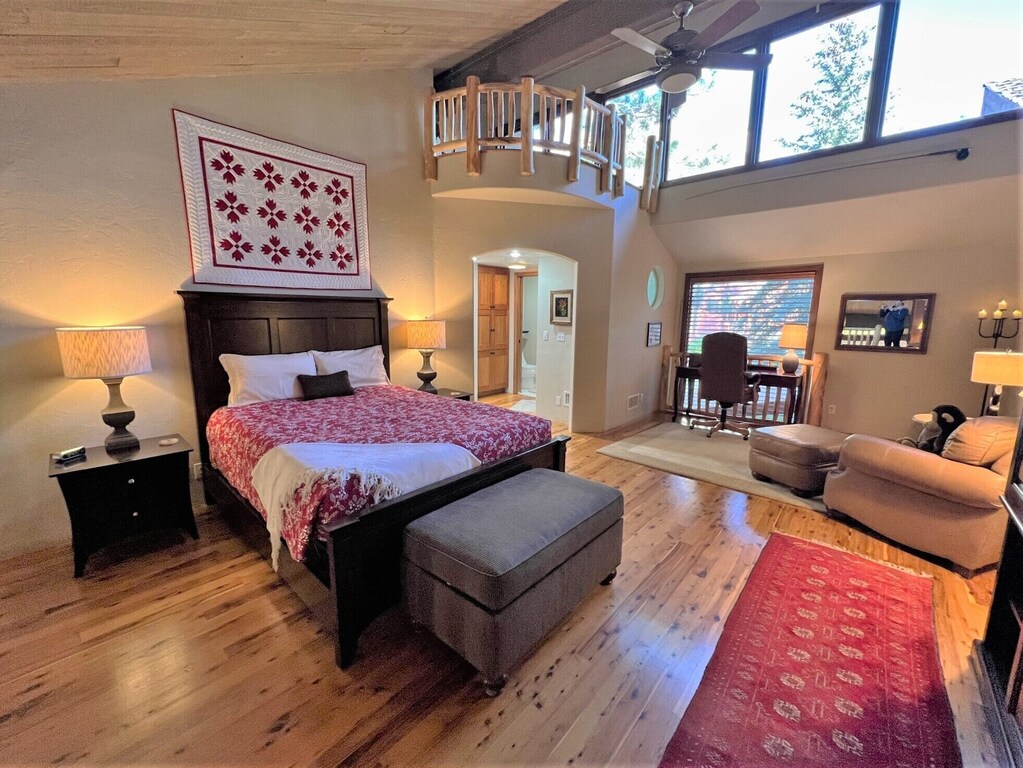 Upstairs Master Suite with Queen Bed
