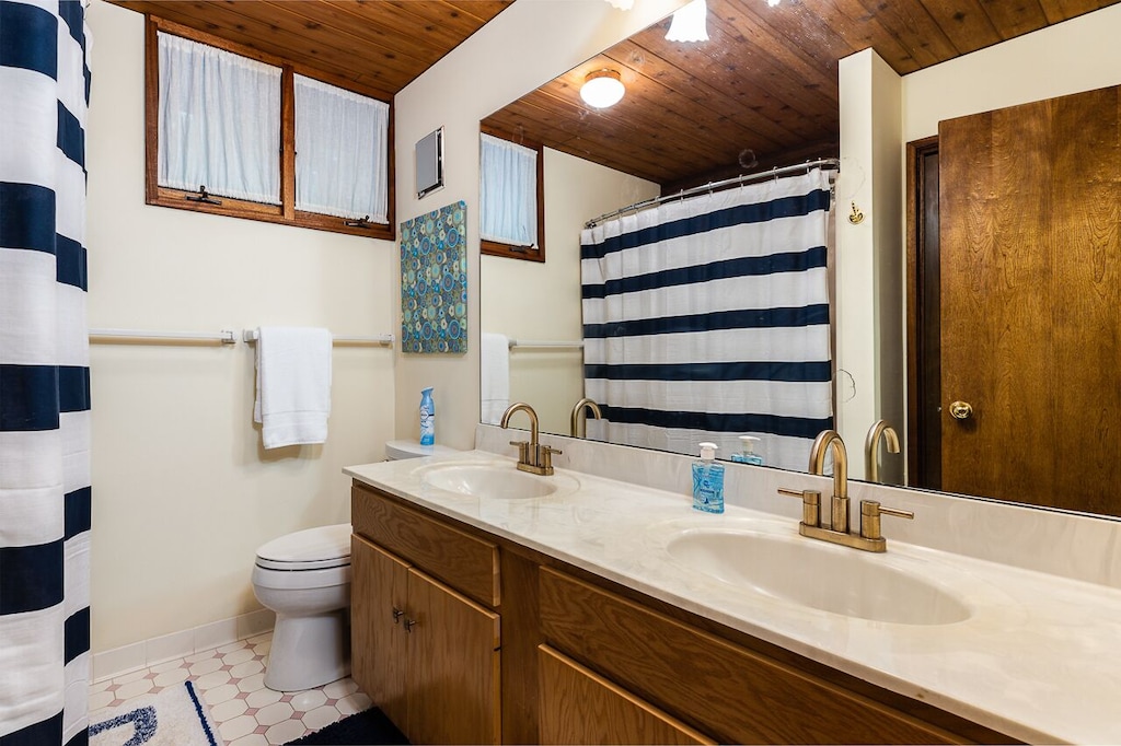 Full bath with dual vanities & tub/shower combo