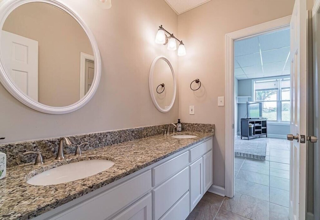 Bathroom (1/2)