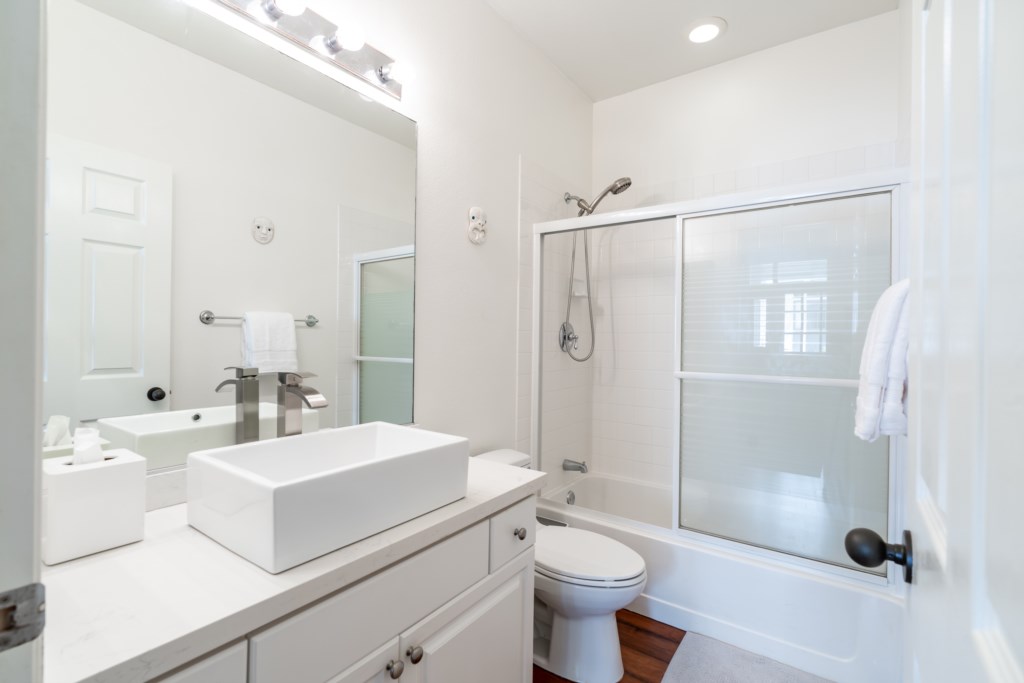 Downstairs Bathroom with Tub/Shower Combination 