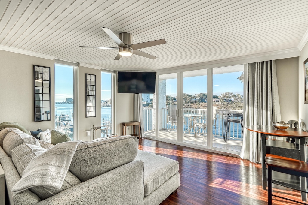 Ahh!  Oh hey vacay! Enjoy this corner unit with views on Holiday Isle
