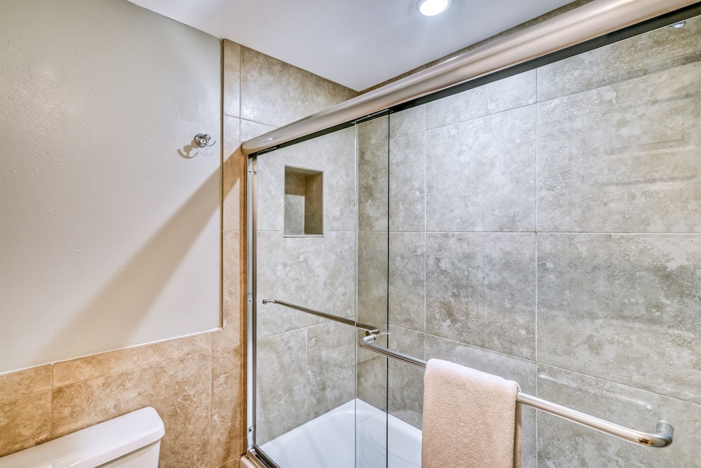 Guest bathroom #2 w/shower & tub combo