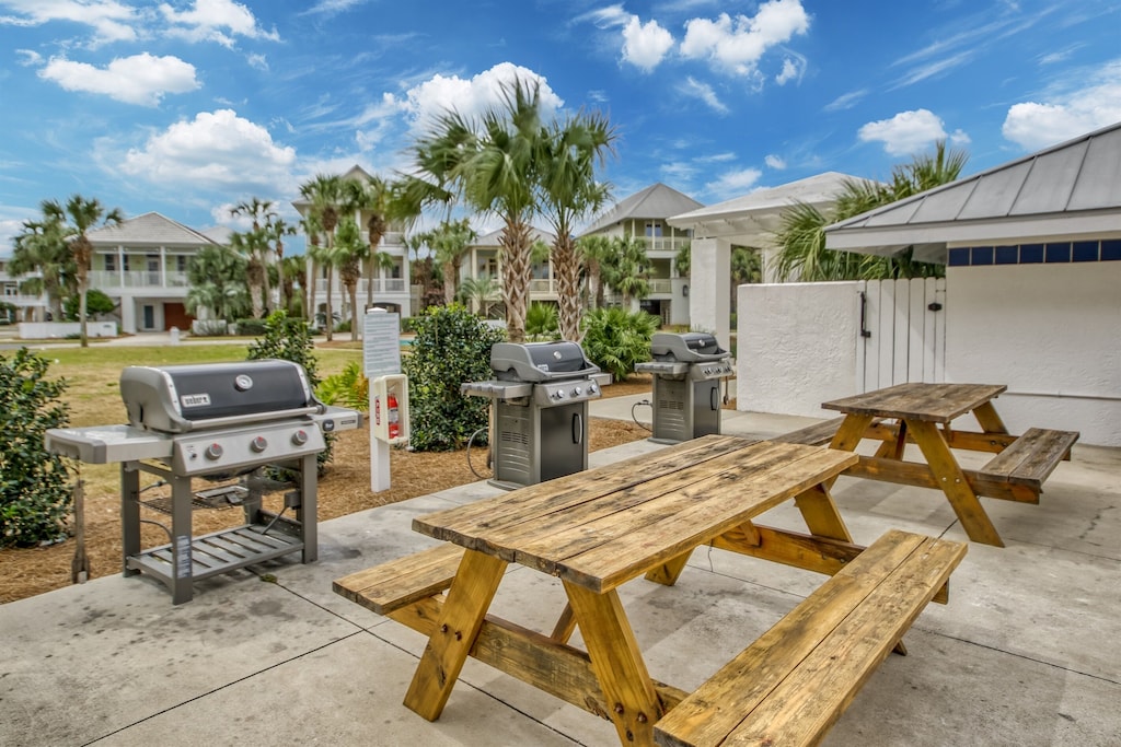 Magnolia House Community Grill Area w/Gas Grills & Picnic Tables