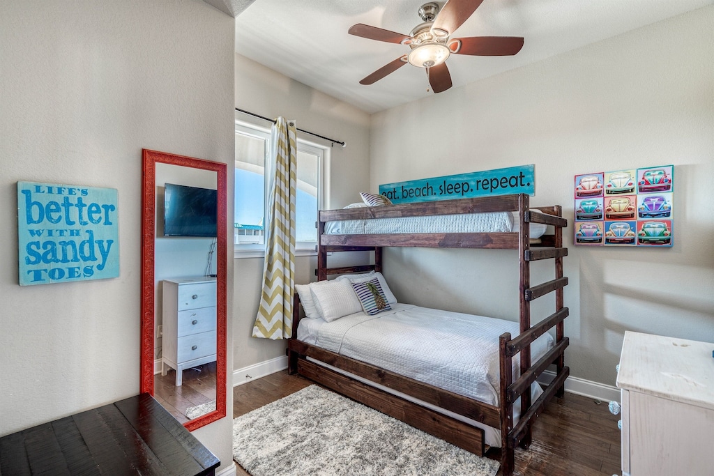 Guest bedroom #2 w/twin over double bunk bed & twin trundle