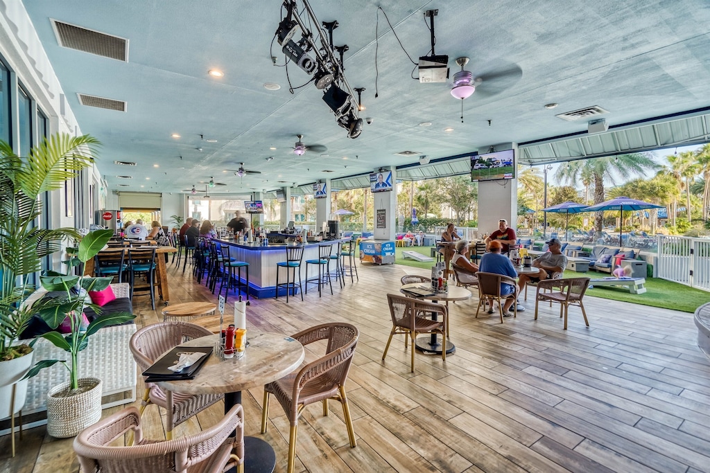 On-Site Poolside Bar, Coffee shop, and full service restaurant