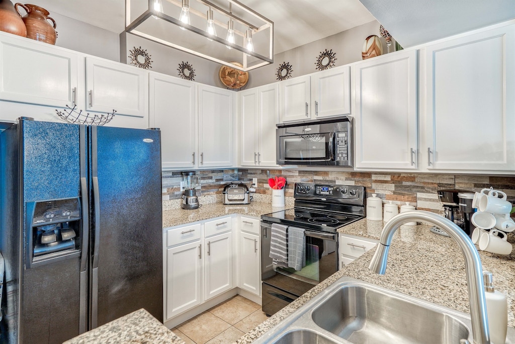 Well appointed kitchen w/standard & Keurig coffee makers