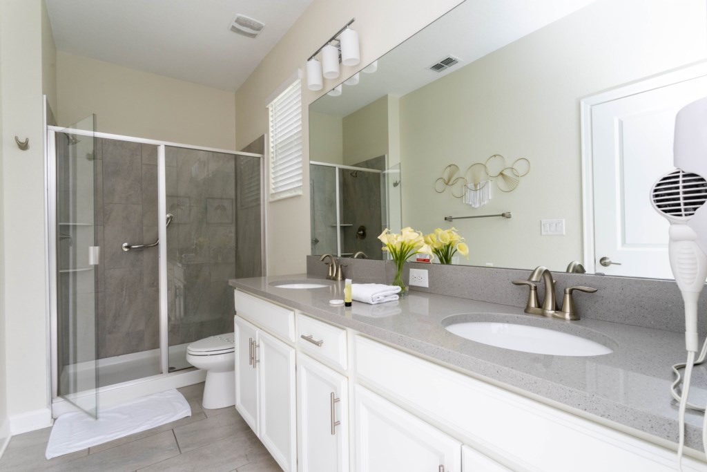 Suite bathroom w/ double sinks and walk in shower