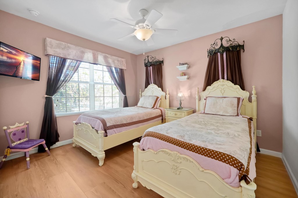 Charming twin bedroom with vintage decor and a cozy atmosphere for a restful night's sleep.