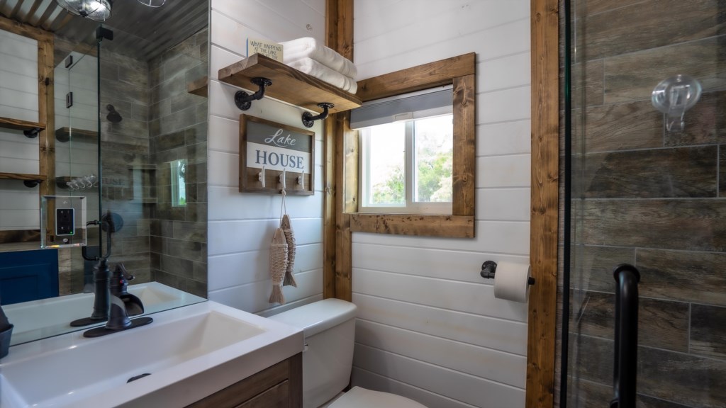 Bathroom amenities include shampoo, conditioner & body wash.