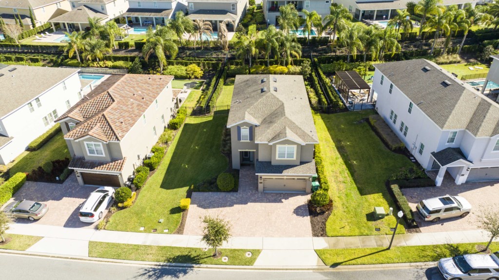 Bird-view of the home with parking for up to 4 cars on the driveway 