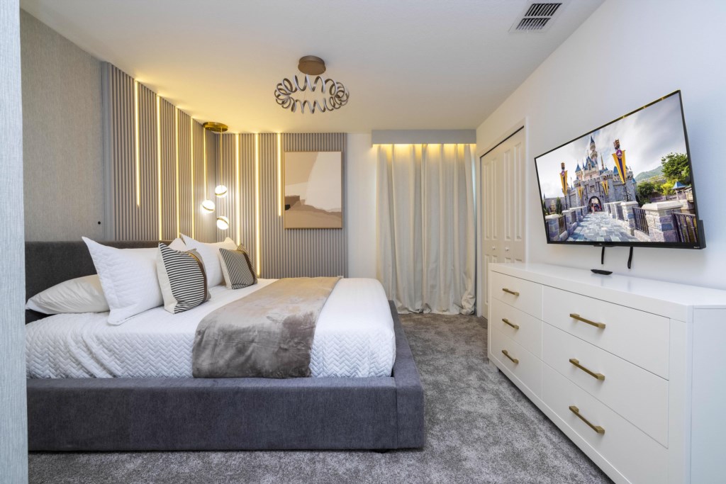 En-suite w/ king size bed 2nd floor