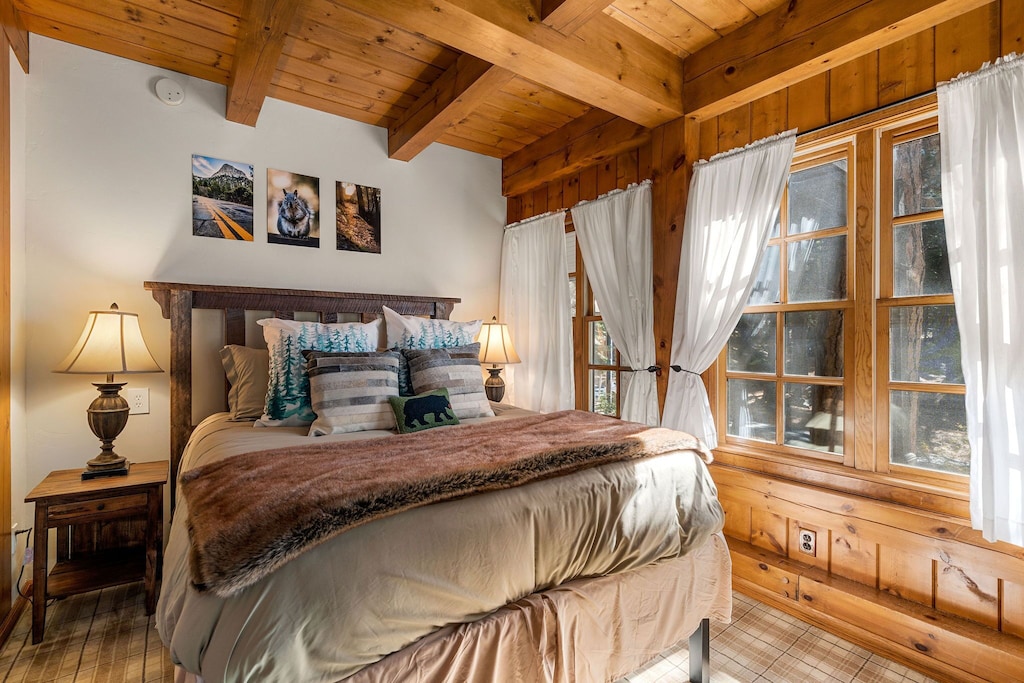 Cozy queen bed with incredible views!
