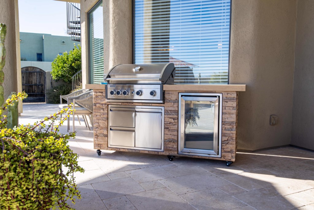 Outdoor kitchen perfect for barbeques!