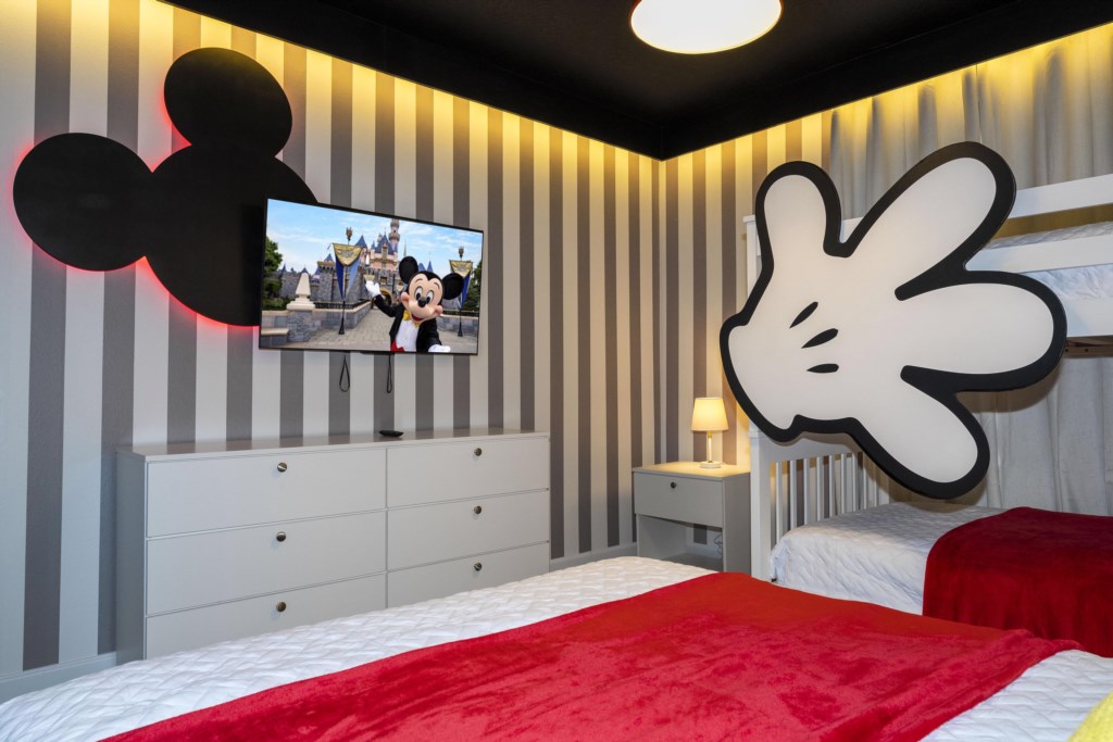 Themed Bedroom w/ Full bed + twin bunk bed 