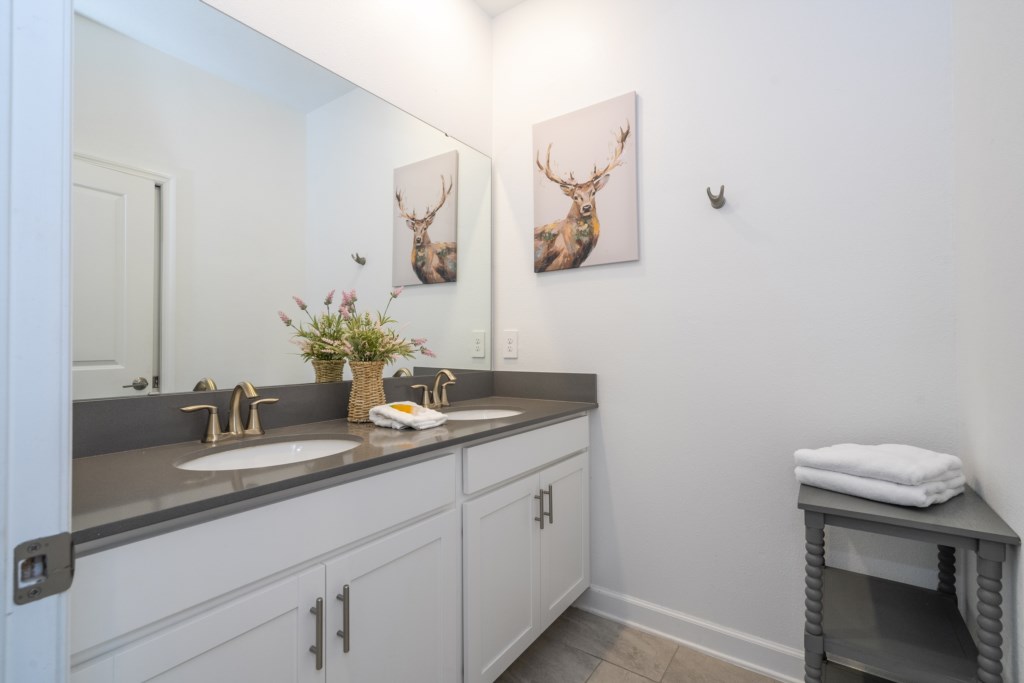 Shared bathroom 1st floor