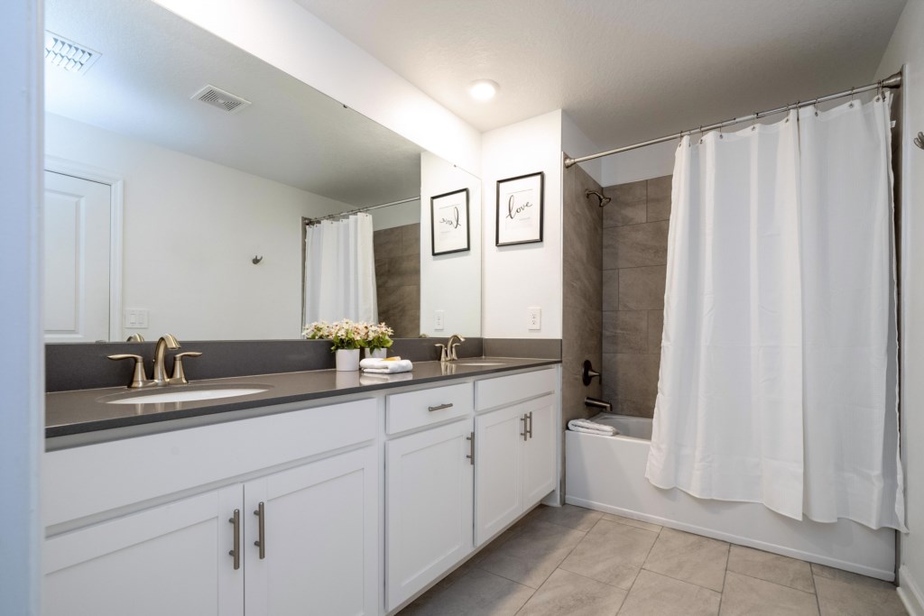 Master bathroom w/ tub