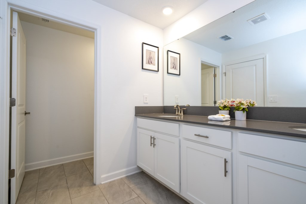 Master bathroom w/ double sinks