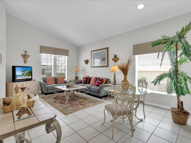 Breakfast Nook & Family Room