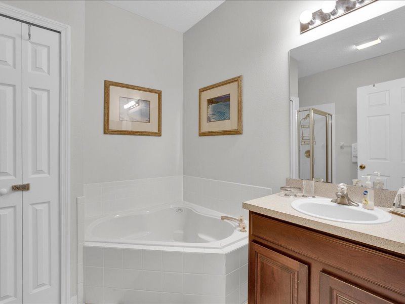 King bathroom w/ soaking tub & shower