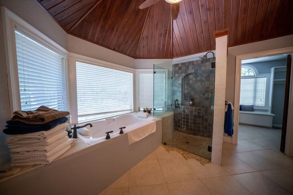Roomy en suite w/whirlpool, walk-in shower, closet/dressing room/shoe rack.