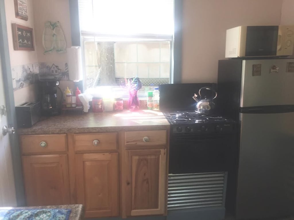 Kitchen Area with Stove/Oven, Fridge, Toaster & Microwave. Lots of amenities.