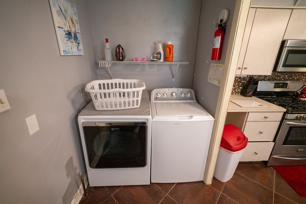 Laundry & Fire Extinguisher in the kitchen area.