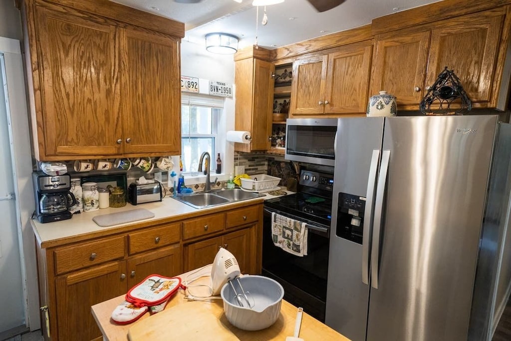 The small but fully equipped kitchen serves you well.