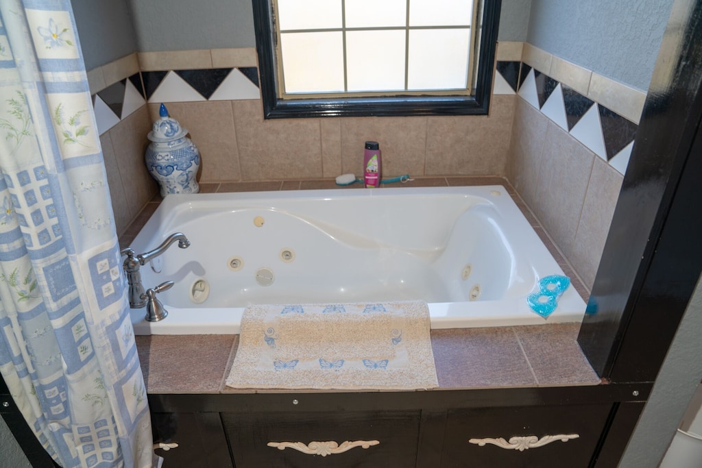 Whirlpool: Soak your aches & pains away in the primary master bathroom!