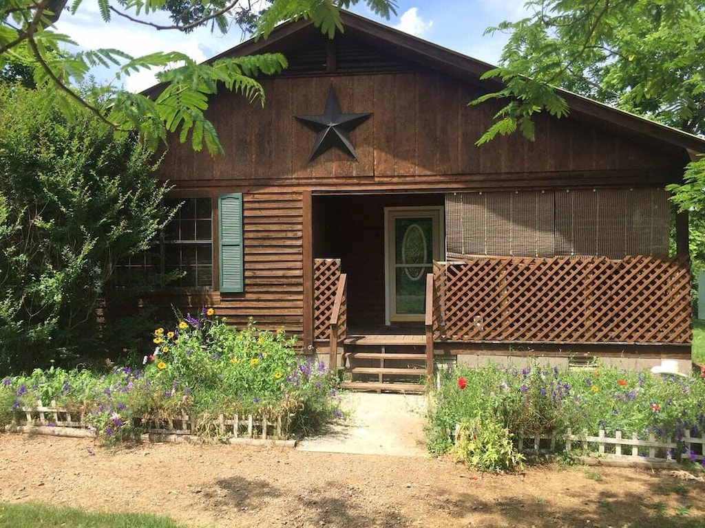 Howdy partners ! Marked by the Big Star on the front of the house.