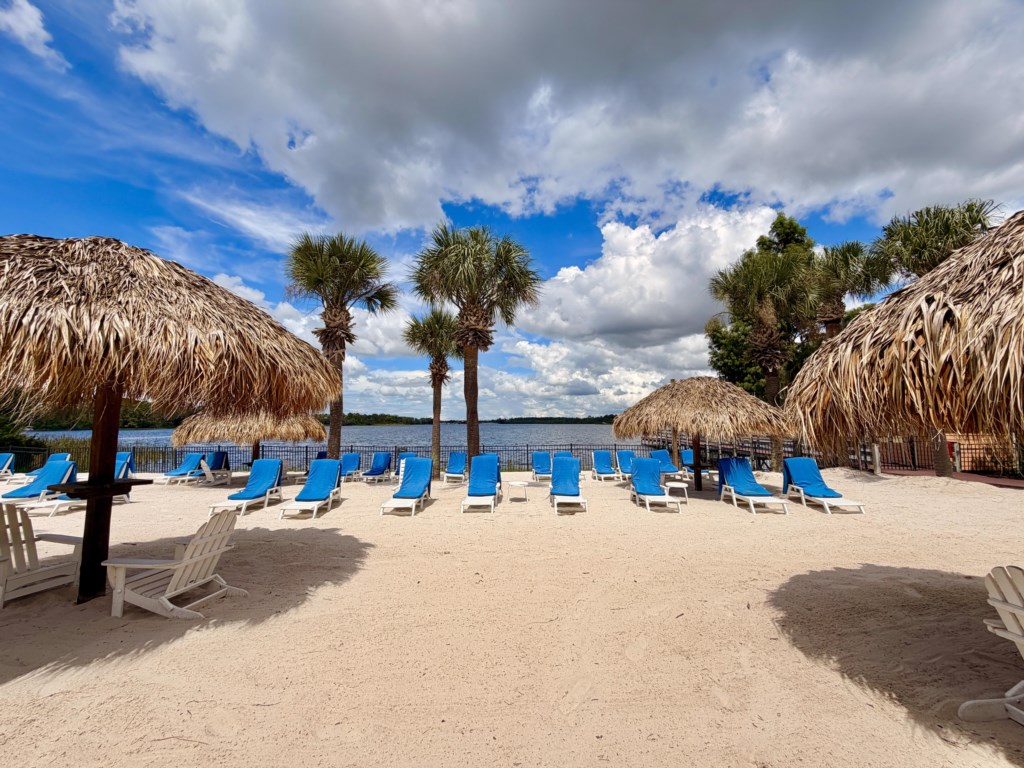 Beach facilities with beautiful views and plenty of sunbeds.