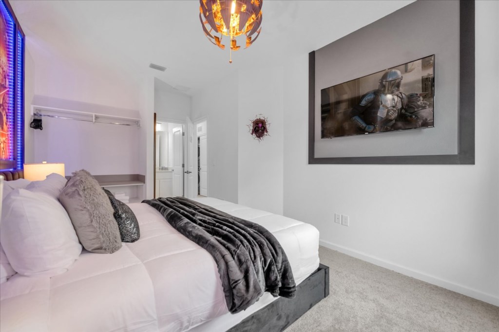 Bedroom 4: 1 King Bed (Private Bathroom)