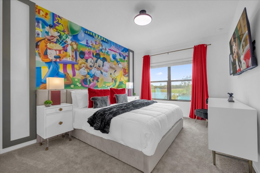 Bedroom 2: 1 King Bed (Private Bathroom)