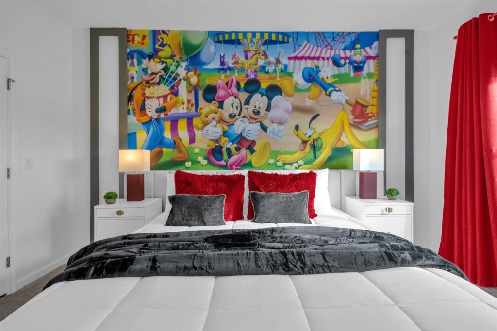 Bedroom 2: 1 King Bed (Private Bathroom)