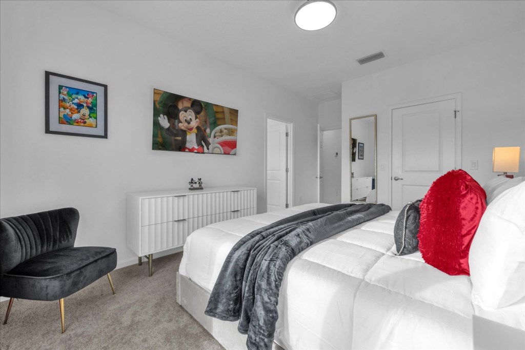 Bedroom 2: 1 King Bed (Private Bathroom)