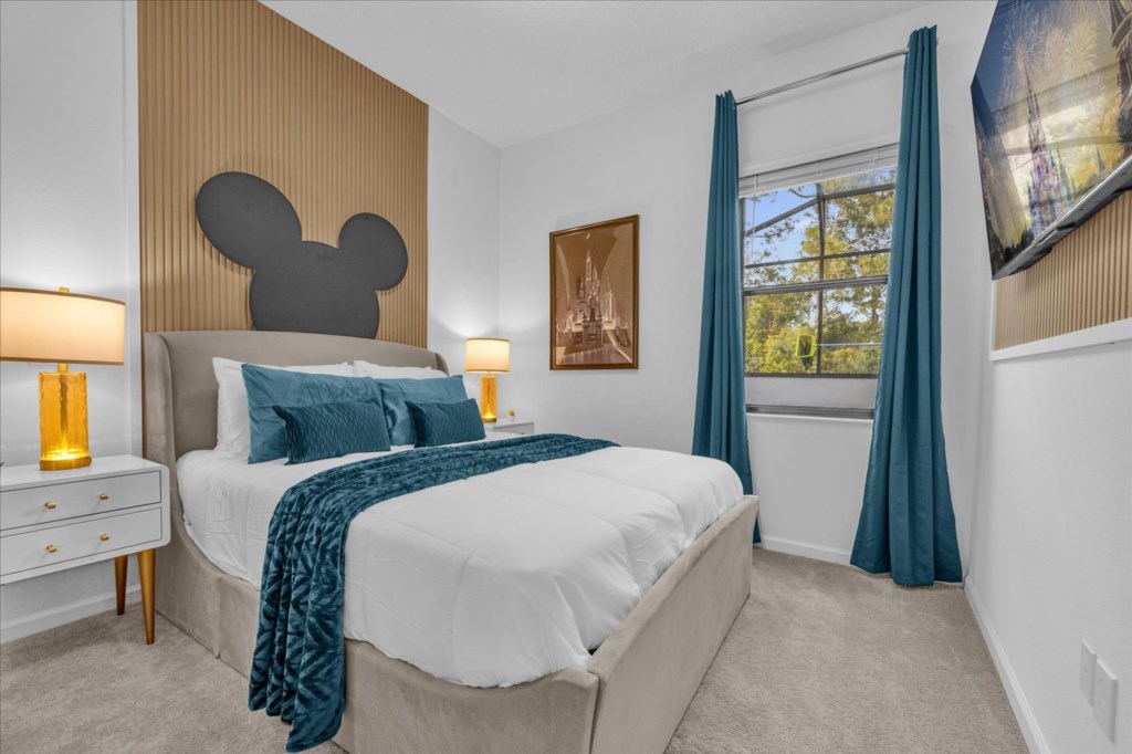 Bedroom 1: 1 Queen Bed