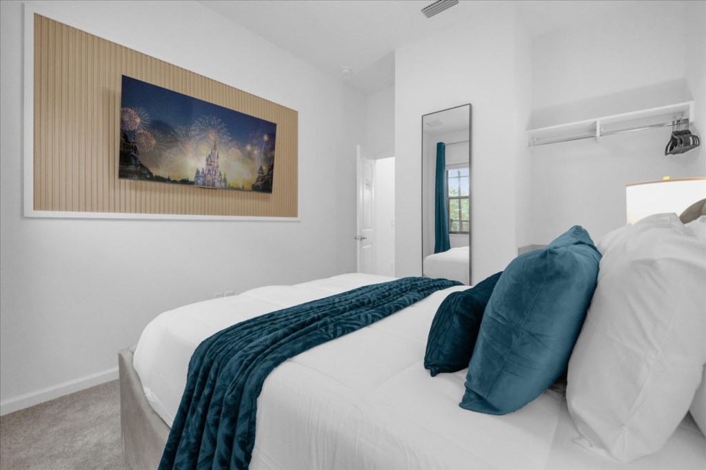 Bedroom 1: 1 Queen Bed