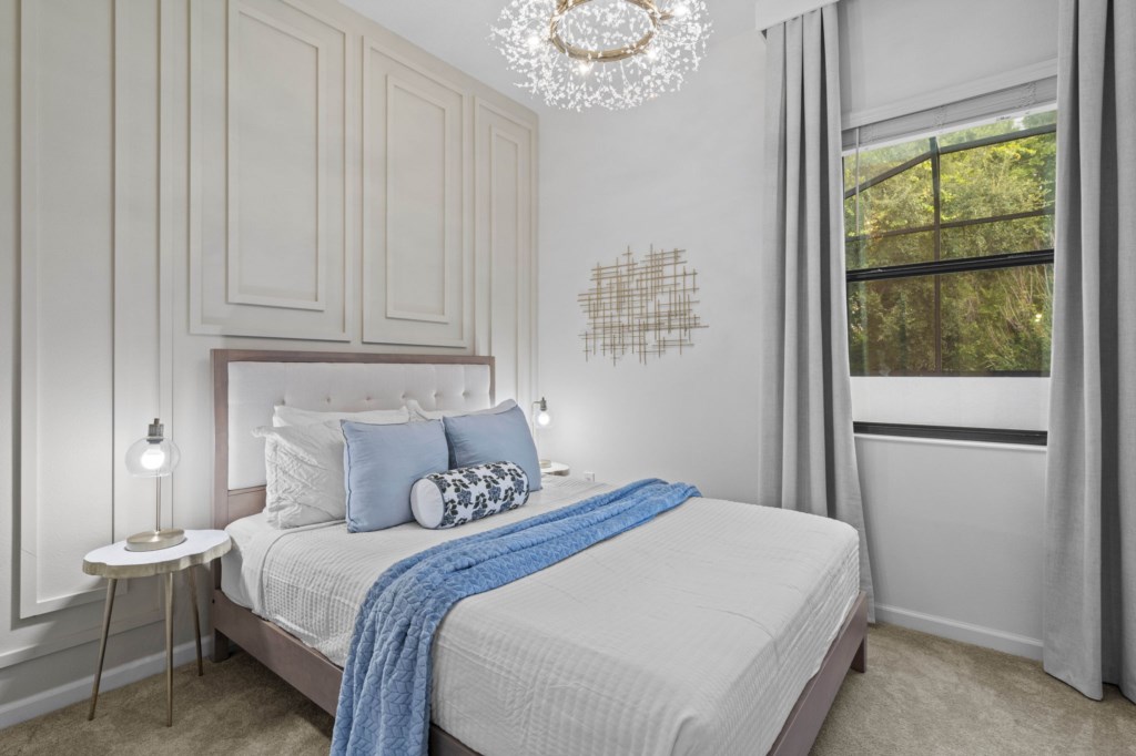 Bedroom 1: 1 Queen Bed
