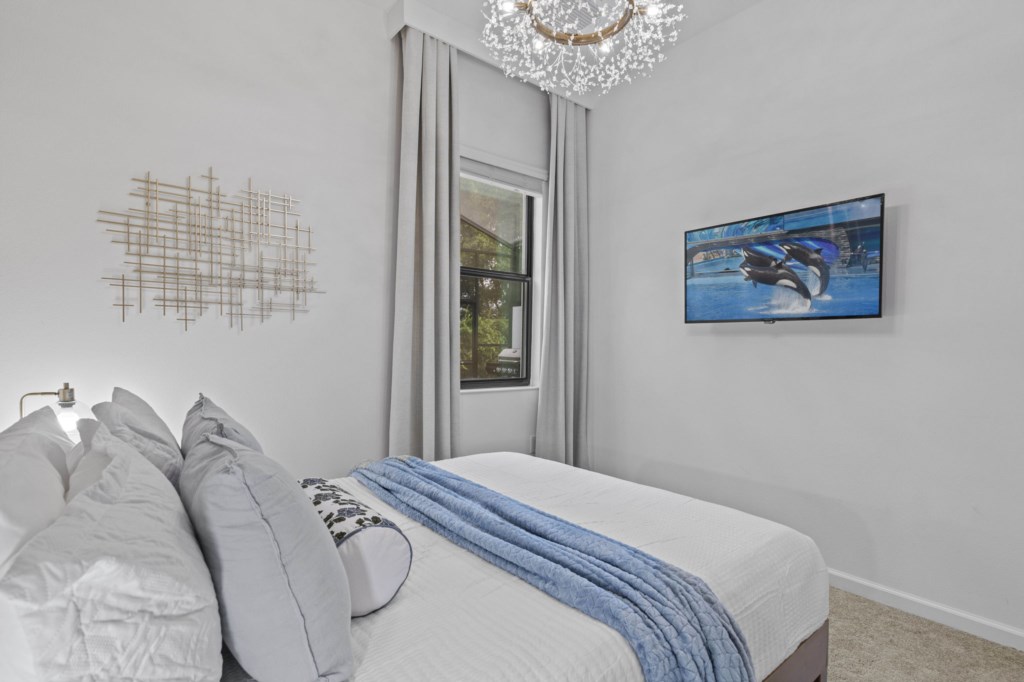 Bedroom 1: 1 Queen Bed

