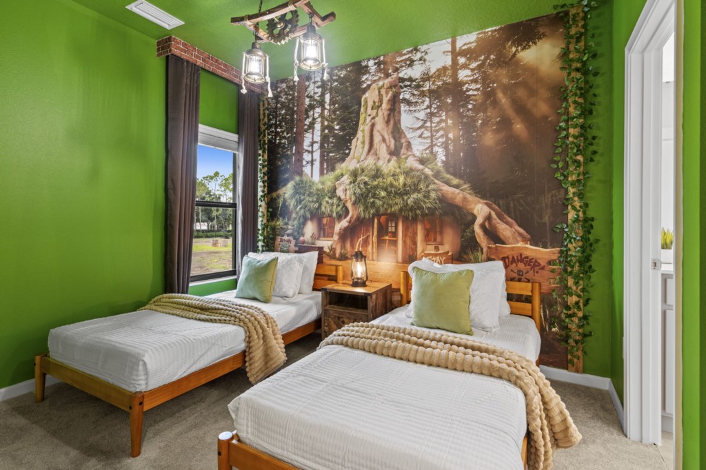 Bedroom 3: 2 Twin Beds (Private Bathroom)
