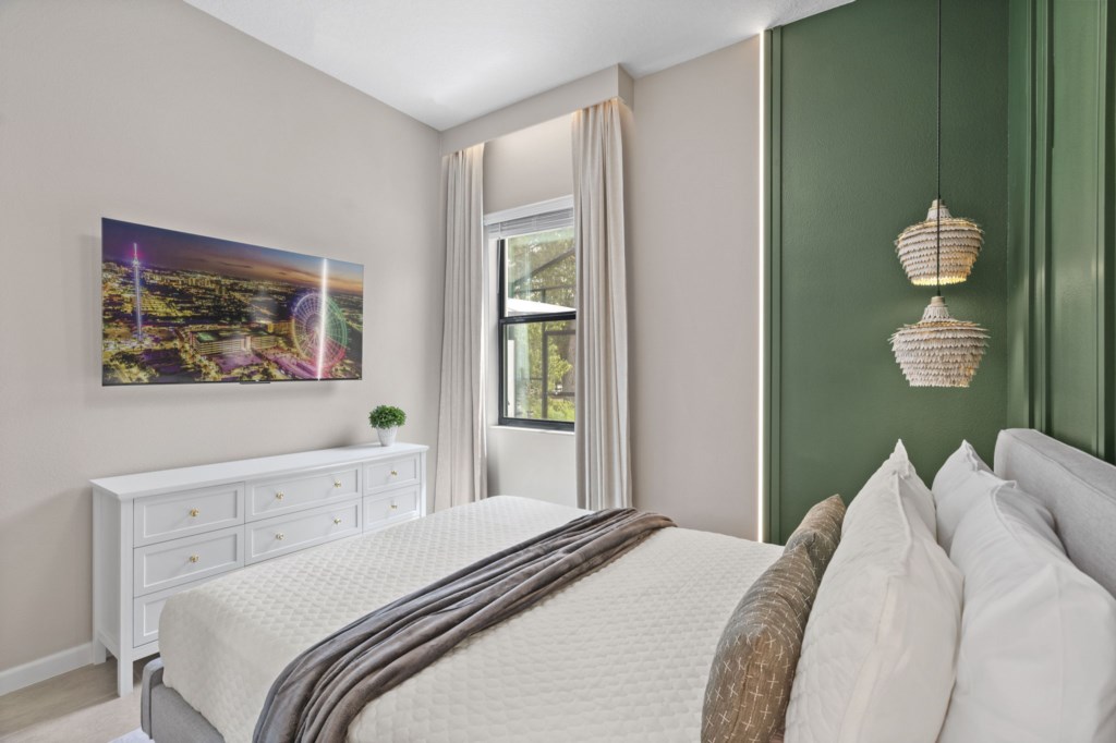 Bedroom 1: 1 Queen Bed
