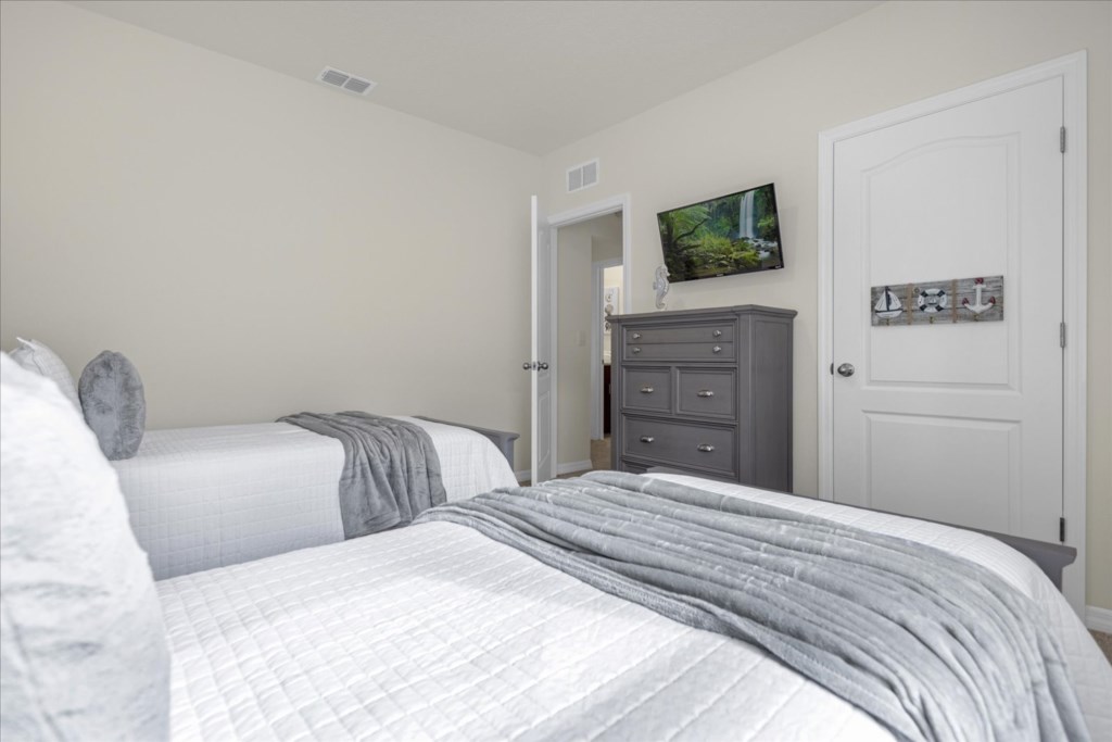 7664 Oakmoss Loop (21).jpg