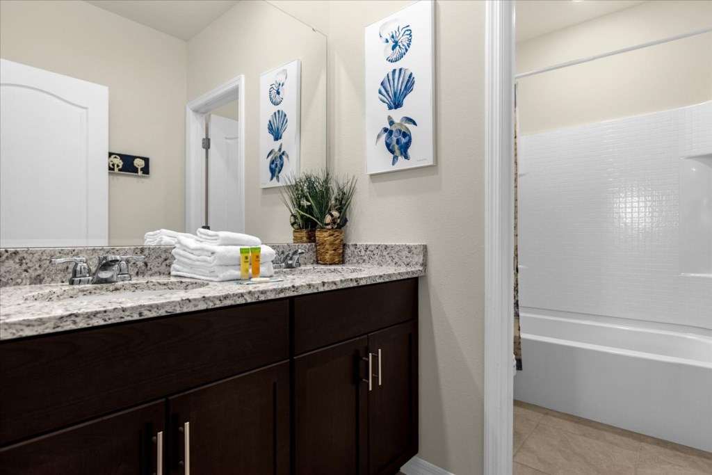 7664 Oakmoss Loop (24).jpg