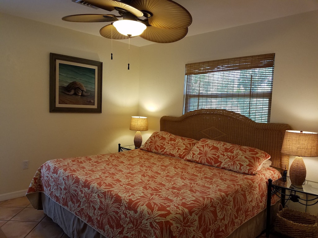 Guest King bedroom with balcony.